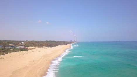 Sonnige-Sommerantenne-In-Israel,-Strand-Von-Ashkelon---Dolly-Herein