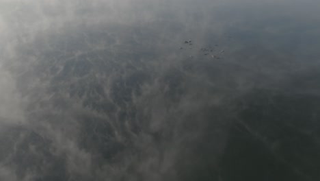 Antenne-Fliegt-Durch-Nebel-Tief-über-Der-Oberfläche-Des-Moosehead-Lake