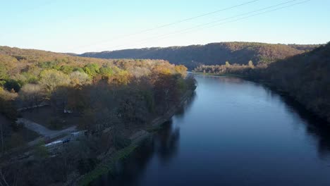 White-River-Arkansas-State-Park-Herbstfarben-In-Den-Bergen