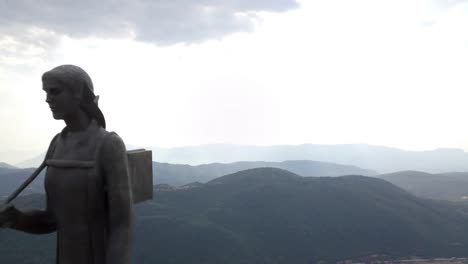 Luftaufnahme-Von-1940-Frauen-Der-Epirus-Statue-An-Einem-Bewölkten-Tag