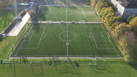 Luftaufnahme-Eines-Fußballspiels-Im-Herbst-Im-Stadtpark-Prinzenpark-Braunschweig,-Niedersachsen,-Deutschland