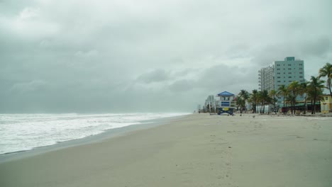 Tormenta-Tropical,-Playa-Vacía-En-Un-Día-Ventoso-Y-Lluvioso
