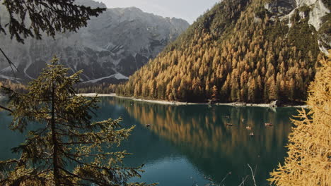 Lago-Braies-En-Color-Turquesa,-Dolomitas,-Italia