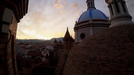 Cuenca-Ecuador,-Zeitraffer-Beleuchtung-Der-Stadt-Vom-Nachmittag-Bis-Zur-Dämmerung-Kirche-Neue-Kathedrale-Kuppeln-Und-Himmel-Stadtpanorama,-Wolken-Färben-Sich-Violett