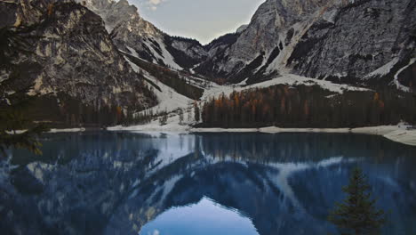 Pragser-Wildsee-In-Italien-Mit-Dolomiten-Im-Hintergrund