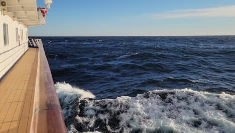 Ship-traveling-through-waves-on-the-ocean