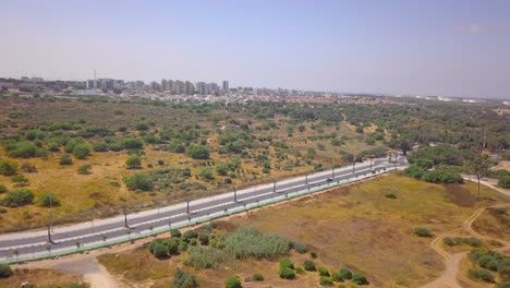 Luftaufnahme-Eines-Fahrradfahrers-Auf-Einer-Einsamen-Straße-In-Der-Südlichen-Wüste-Israels,-Dolly-Out