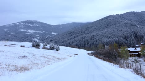 Schneebedeckte-Straße-Von-Montana,-Die-Zum-Wald-In-Bozeman-4k-Führt