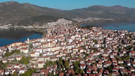 Kastoria-Grecia,-Toma-Aérea-De-Carro-En-La-Ciudad-Continental-Al-Amanecer,-Imágenes-De-4k