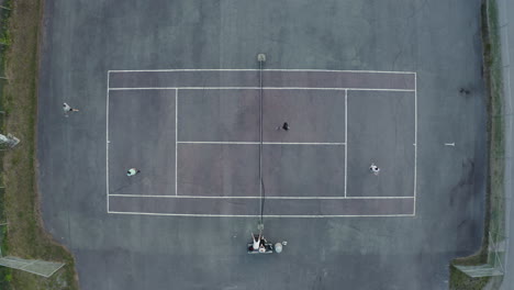 4k-Drohne-Aus-Der-Draufsicht,-Die-Sich-Vom-Tennisplatz-Im-Freien-Bewegt