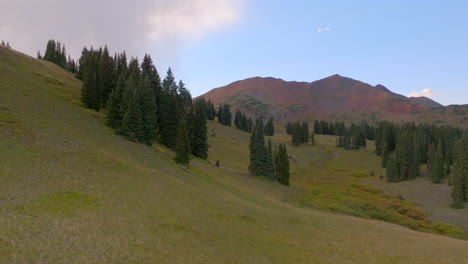 Ziehen-Sie-Sich-An-Einem-Schönen-Tag-Von-Bäumen-Auf-Einem-Bergrücken-Und-Einem-Berg-Dahinter-In-Den-Colorado-Rockies-Zurück