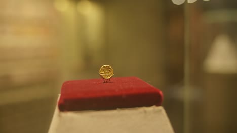 Alte-Indische-Währungsmünze-Im-Museumsglaskasten,-Geschichtsartefakt-Aus-Indien,-Mumbai