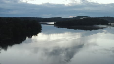 4K-Drohne,-Die-Sich-Nach-Oben-über-Einen-Wunderschönen-See-In-Schweden-Bewegt
