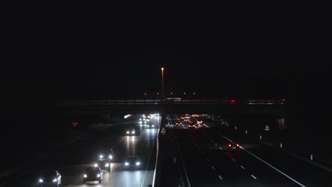 Tráfico-Bidireccional-De-La-Autopista-Austriaca-Durante-La-Noche