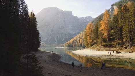 Lago-Braies-En-Italia-Con-Montañas-Dolomitas-En-Segundo-Plano