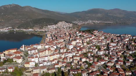 Kastoria-Grecia,-Toma-Aérea-De-Carro-En-El-Continente-De-La-Ciudad-Temprano-En-La-Mañana,-Imágenes-De-4k