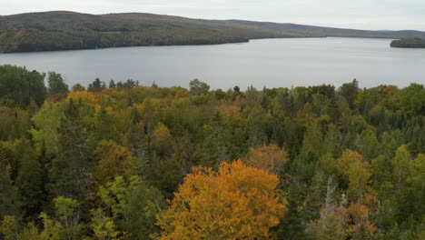 Schöne-Aussicht-Auf-Den-Rangeley-Lake-In-Maine-Mit-Bunten-Blättern-Im-Vordergrund