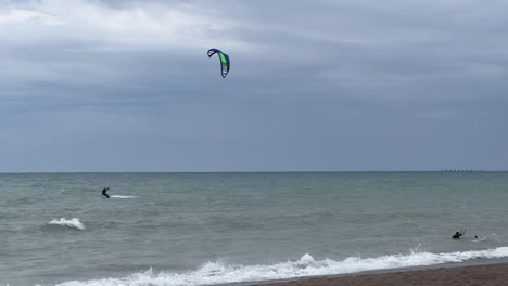 Kitesurfen-Am-Malerischen-Strand-Im-Sommer---Breit