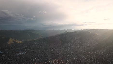 Drohnenaufnahmen-Während-Des-Sonnenuntergangs-Der-Ganzen-Stadt-Cuzco
