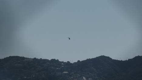 Hubschrauber-Fliegt-Tief-über-Berge