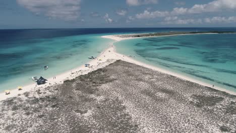 Impresionante-Paisaje-Dron-Disparado-Viajando-Isla-De-Playa-Caribeña,-Cayo-De-Agua-Los-Roques