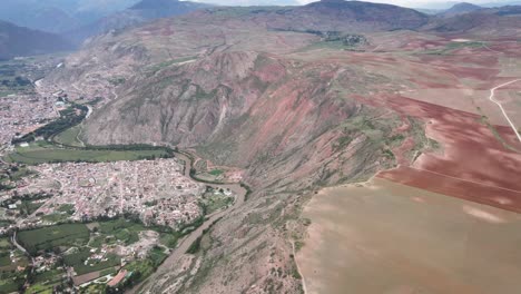Eine-Drohnenaufnahme-Eines-Tals-Neben-Einem-Fluss-In-Cuzco