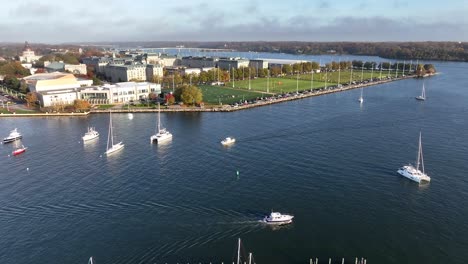 Boats-on-Severn-River-with-US-Naval-Academy-in-distance