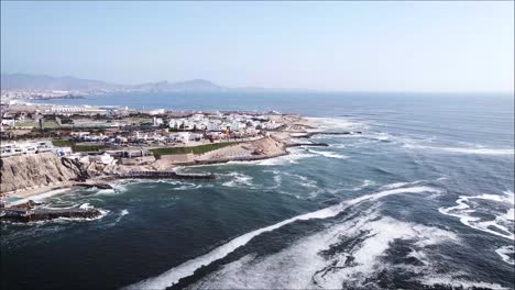 Panorama-Drohnenaufnahme-Des-Blauen-Ozeans-Und-Der-Strandhäuser-In-Peru