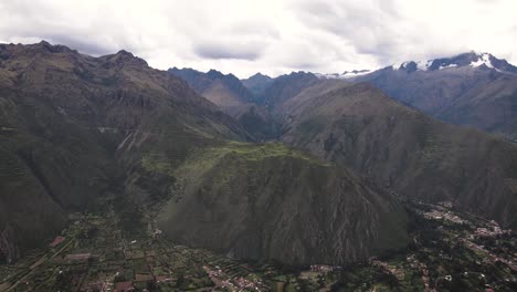 Beautiful-drone-shot-of-imponent-green-mountains-in-Cuzco