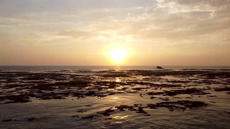 Sonnenuntergangsdrohne,-Die-An-Einem-Abgelegenen-Strand-In-Peru-Aufgenommen-Wurde