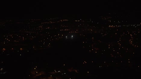 Lissabon-Bei-Nacht-Aus-Einem-Flugzeugfenster-Bei-Der-Landung-In-Zeitlupe