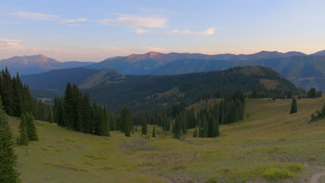 Antenne-Von-Bäumen-Auf-Einem-Bergrücken-In-Den-Colorado-Rocky-Mountains-Mit-Bergkette-Am-Horizont-Mit-Einem-Boom-Nach-Unten-In-Richtung-Boden