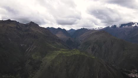 Grandes-Montañas-Verdes-En-Las-Tierras-Altas-De-Perú