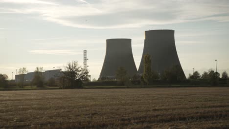 Kernkraftwerk-Bei-Sonnenuntergang-In-Italien