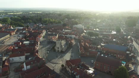 Sonnenaufgang-Drohne-Blick-über-Die-Historische-Marktstadt-In-England-Mit-Dorfkirche