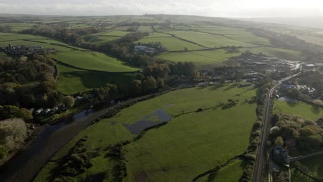 Nord-Yorkshire-Grasfelder-Antenne-Landschaft-Herbst-Ruswarp-Dorf-Fluss-Esk-Whitby