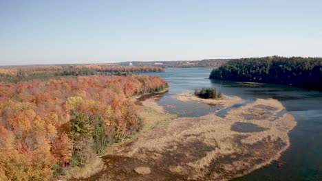 Au-Sable-River-In-Michigan-Während-Der-Herbstfarben-Mit-Drohnenvideo,-Das-Sich-Niedrig-Und-Vorwärts-Bewegt