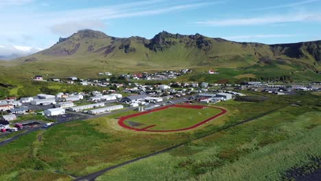 El-Pueblo-Vik-I-Midral-En-El-Sur-De-Islandia-Desde-La-Perspectiva-De-Un-Dron-Con-La-Escuela-Y-Los-Campos-Deportivos