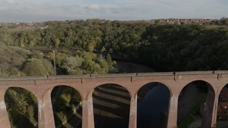 Larpool-Viadukt-Gemauerte-Brücke-Fluss-Esk-North-Yorkshire-Whitby-Uk-Luftaufnahme-Herbst