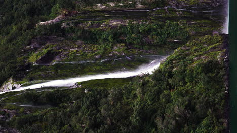 Vertikaler-Clip-Von-Stirling-Falls-Im-Milford-Sound-Fjord-In-Neuseeland