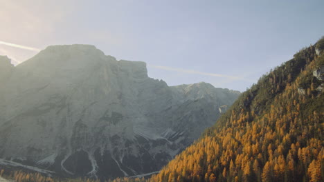 Montañas-Cerca-Del-Lago-Braies,-Dolomitas,-Italia