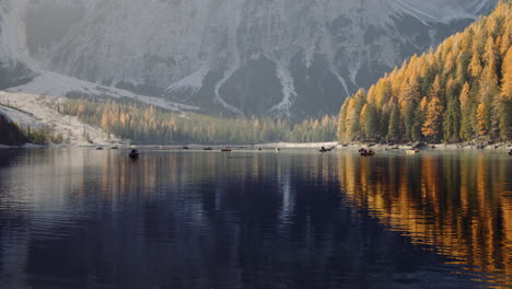 Der-Pragser-Wildsee-Steht-Auf-Der-Unesco-Liste-Des-Weltkulturerbes,-Italien