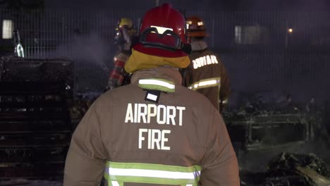 Bombero-Del-Aeropuerto-Usando-Equipo-Contra-Incendios
