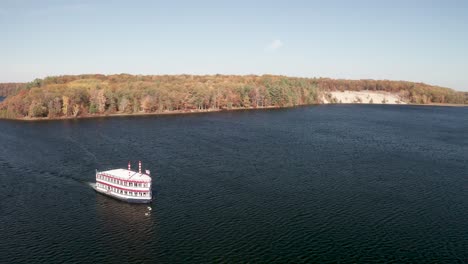 Au-Sable-River-Queen-Boot-Auf-Dem-Au-Sable-River-In-Michigan-Mit-Drohnenvideo,-Das-Seitwärts-Fliegt