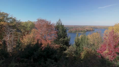 Au-Sable-River-Entlang-Der-River-Road-National-Scenic-Byway-In-Michigan-Während-Der-Herbstfarben-Mit-Videoschwenk-Von-Links-Nach-Rechts