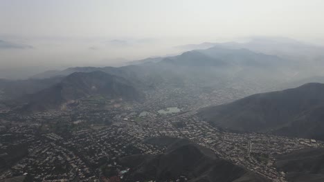 Nebliger-Drohnenschuss-Mit-Blick-Auf-Die-Hügel-Und-Die-Stadt-Lima-Peru