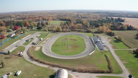 Whittemore-Small-Track-Car-Racing-Speedway-In-Whittmore,-Michigan,-Mit-Drohnenvideo,-Das-Sich-Vorwärts-Bewegt