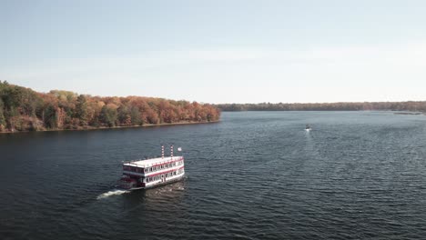 Au-Sable-River-Queen-Boot-Auf-Dem-Au-Sable-Fluss-In-Michigan-Mit-Drohnenvideo,-Das-Hinterherfliegt