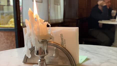 Geschmolzene-Kerze,-Die-Im-Alten-Raum-Des-Caffè-Al-Bicerin-In-Turin-Brennt