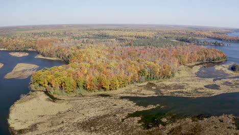 Au-Sable-River-In-Michigan-Während-Der-Herbstfarben-Mit-Drohnenvideo,-Das-Sich-Vorwärts-Bewegt,-Mittlerer-Schuss